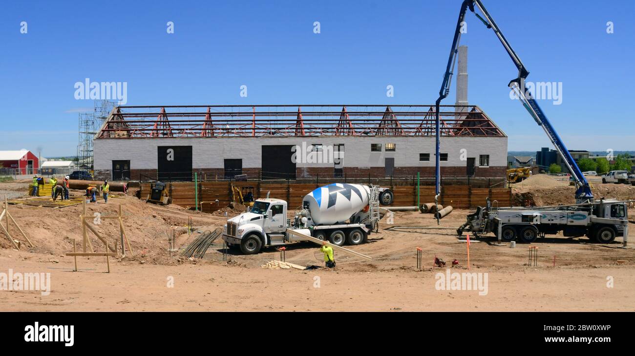 La vecchia sala del caos presso l'ex Boulder Armory diventerà un centro comunitario circondato da unità di noleggio, negozi e due piccoli parchi. Foto Stock