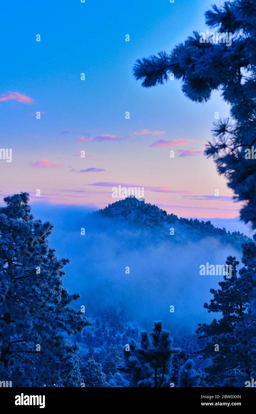 Montagna in giornata. Foto Stock