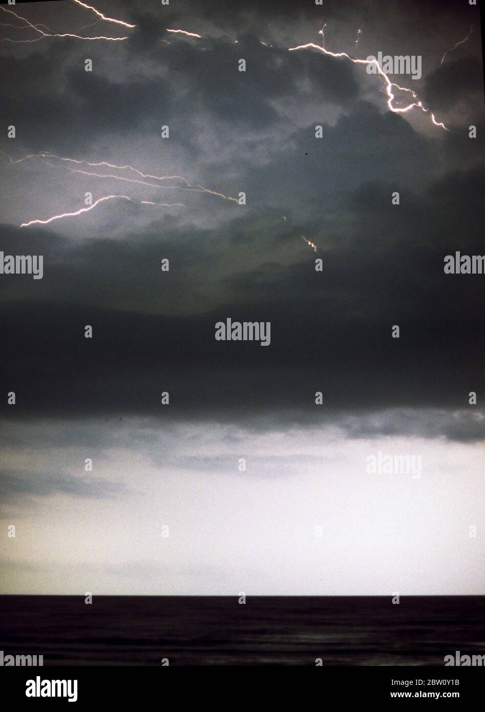 Fulmini sull'Oceano Atlantico. Foto Stock