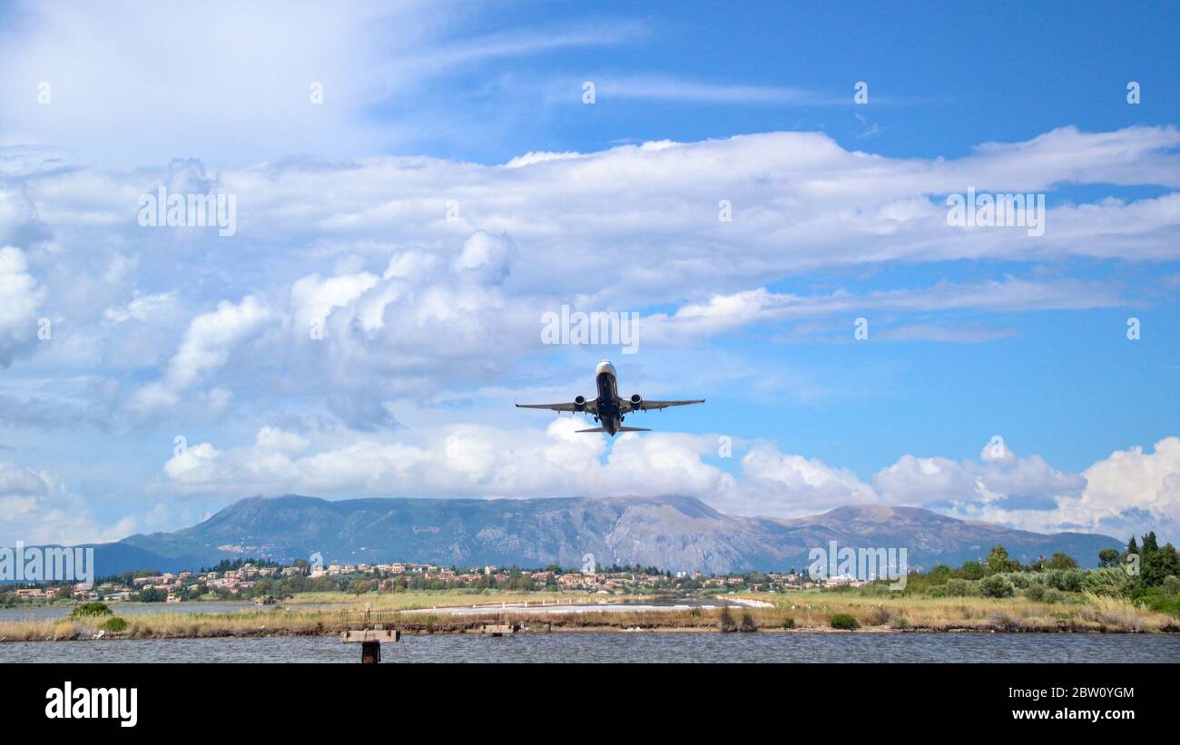 Corfù, Grecia, 2016 settembre: Aereo in avvicinamento all'aeroporto internazionale Ioannis Kapodistrias di Corfù. Kanoni, isola di Corfù, Grecia. Foto Stock