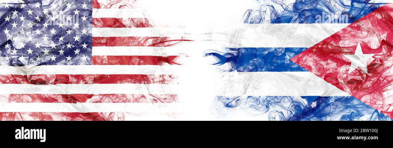 Bandiera americana e bandiera cubana a forma di fumo su sfondo bianco. Concetto di business di conflitto mondiale e guerra. Metafora America vs Cuba. Peso dollaro Foto Stock