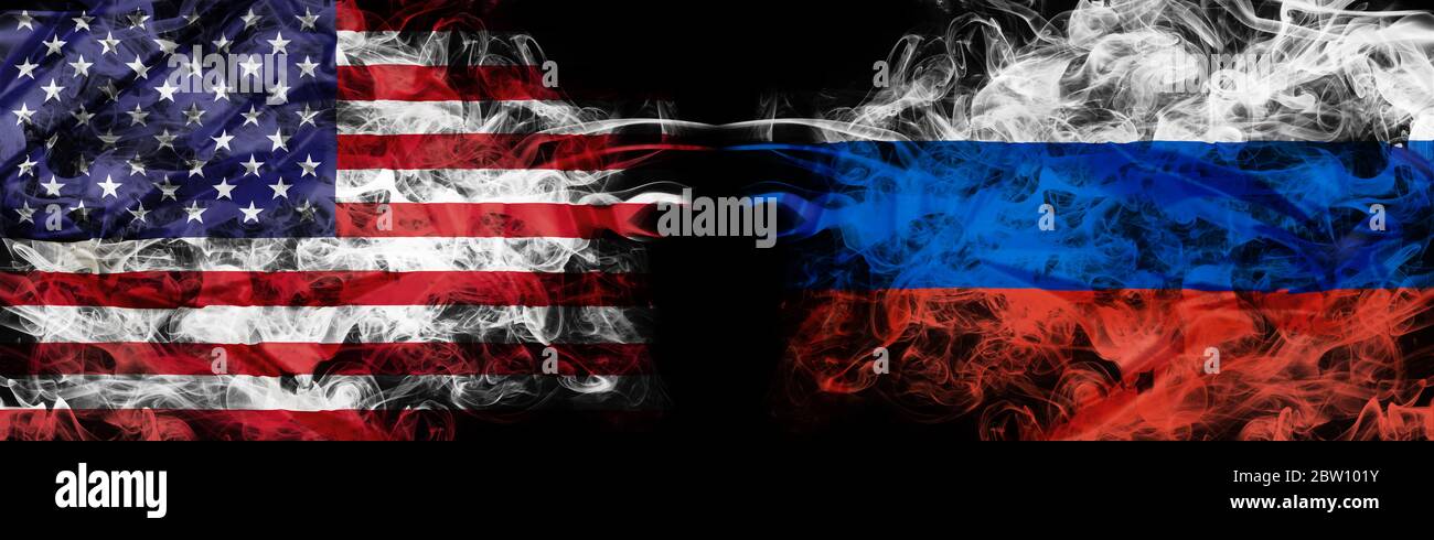 Bandiera americana e russa in fumo su sfondo nero. Concetto di conflitto e dovere di usanza. Metafora America vs Russia. Cambio del dollaro ruble Foto Stock