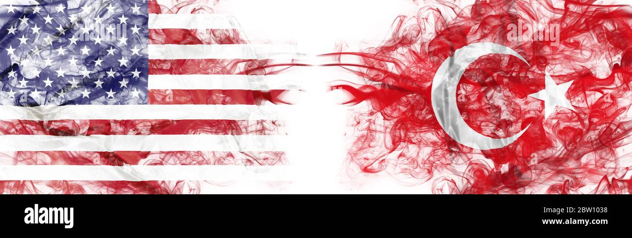 Bandiere americane e turche fumano su sfondo bianco. Metafora America vs Turchia. Dollaro turco lira scambio e business tensione commerciale e. Foto Stock