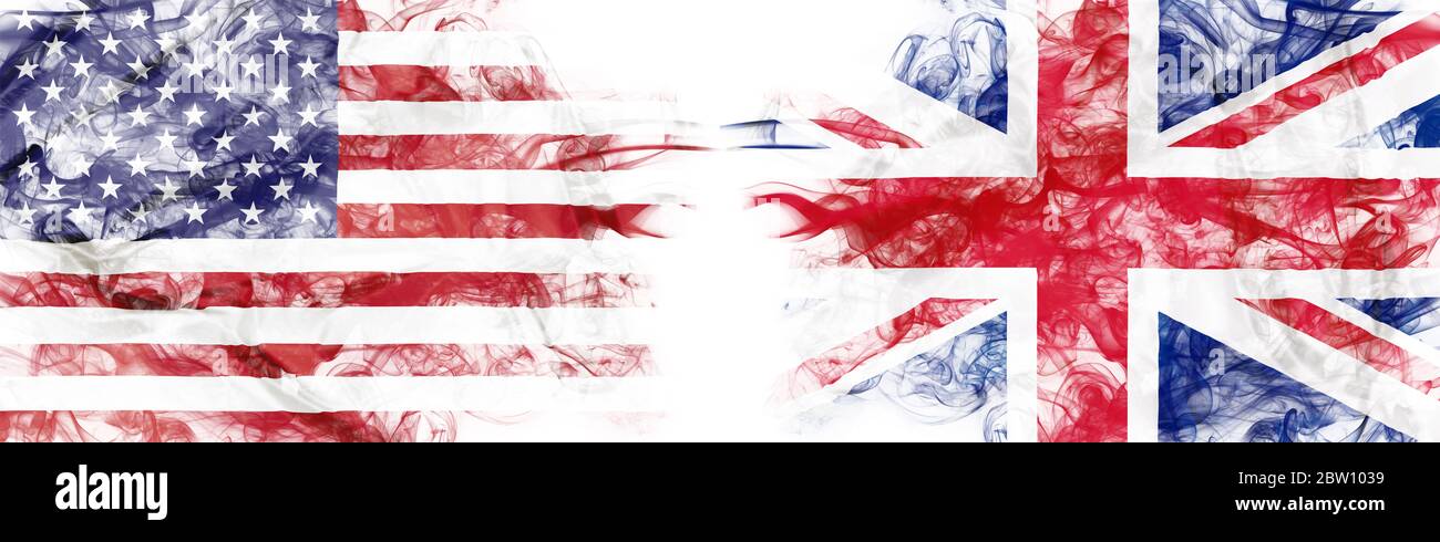 Bandiere americane e inglesi in fumo su sfondo bianco. Conflitto e dovere di dogana. America vs Regno Unito. Dollaro GB Pound valuta di cambio e. Foto Stock