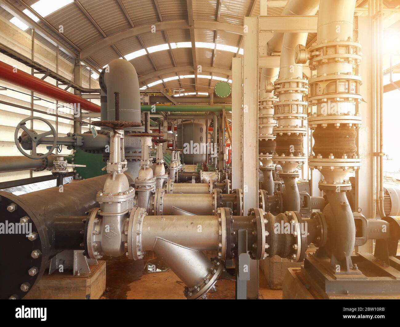 pompa dell'acqua e attrezzature in impianti di alimentazione di pompe, concetto industriale. Foto Stock