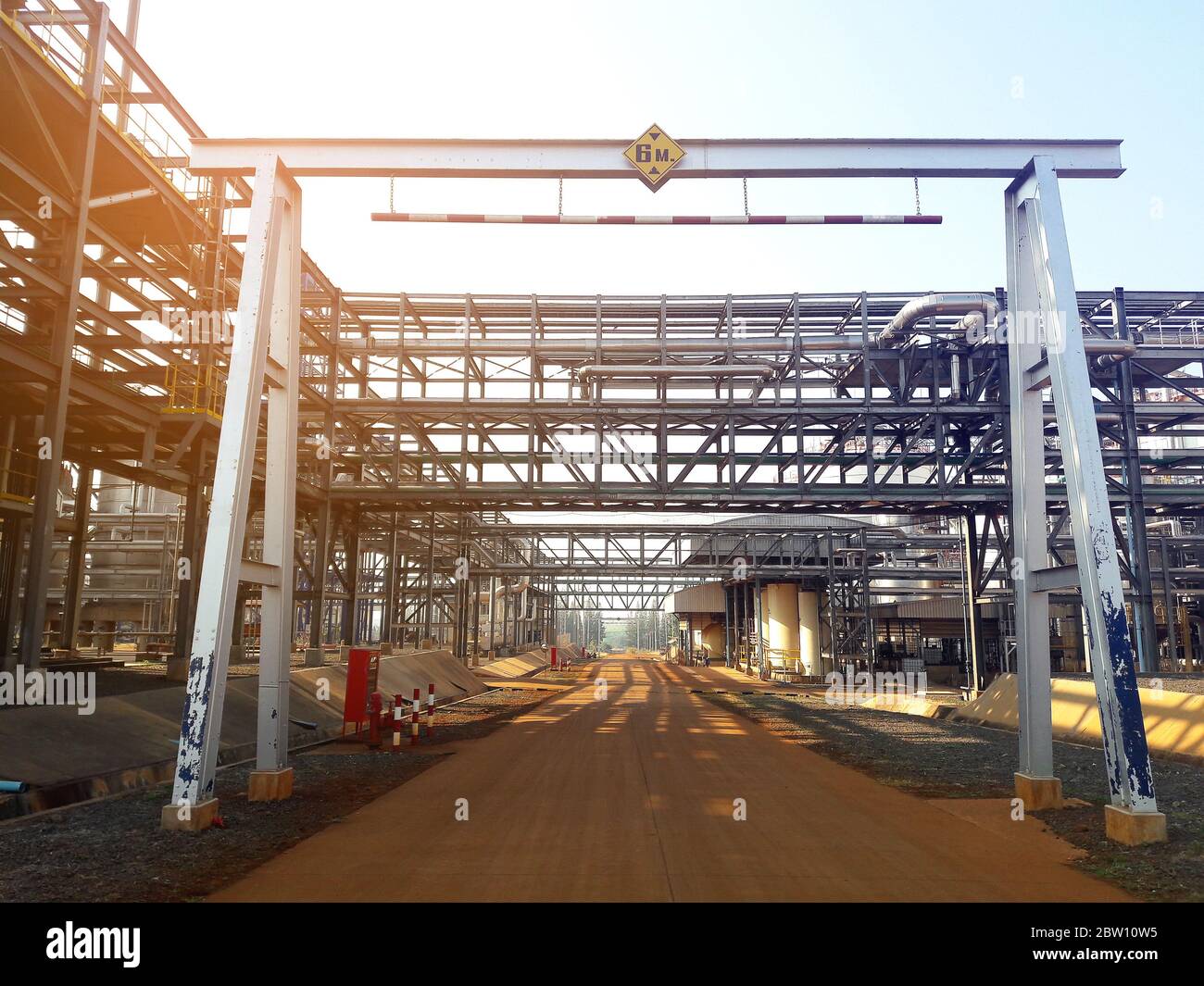 portone di livello elevato e struttura in acciaio per impianti elettrici industriali Foto Stock