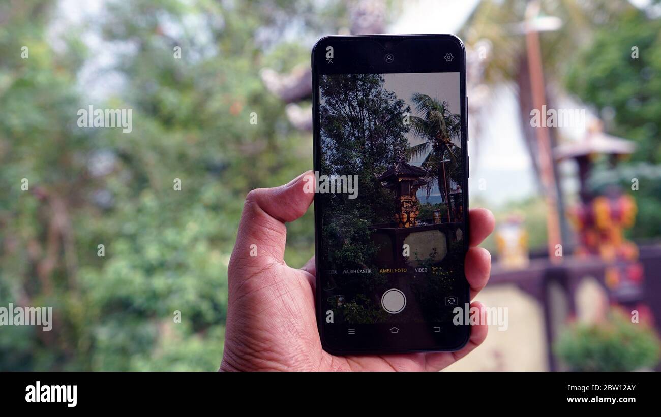 Chiudere la mano che tiene lo smartphone Foto Stock