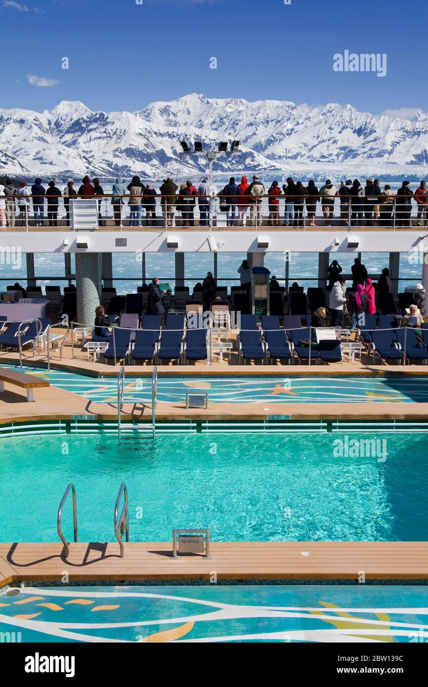 Nave da crociera vicino al Ghiacciaio Hubbard, la Baia di Yakutat, il Golfo dell'Alaska, l'Alaska sudorientale, gli Stati Uniti, l'America del Nord Foto Stock