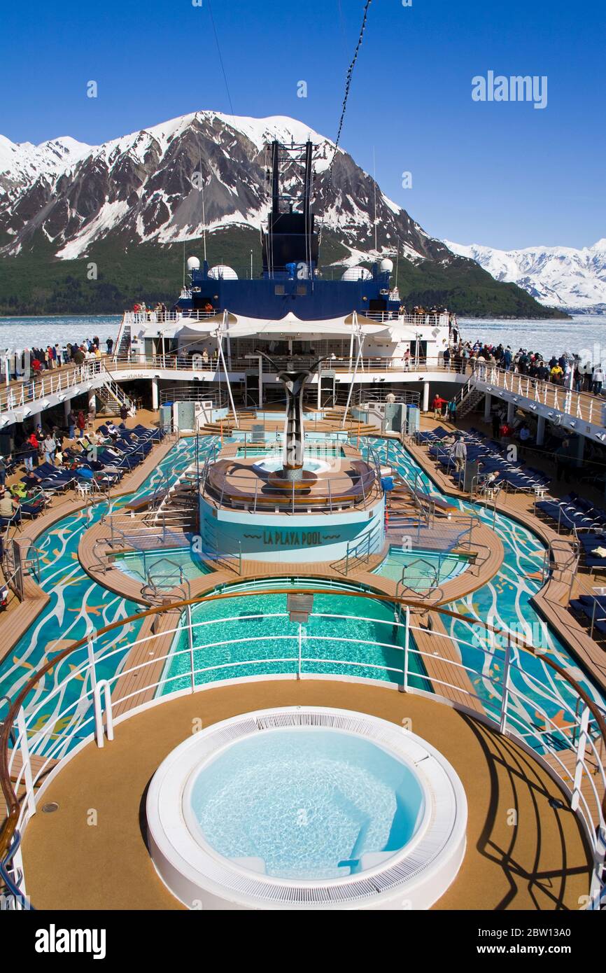 Nave da crociera vicino a Saint Alias Mountain Range, Yakatat Bay, Golfo dell'Alaska, Alaska sudorientale, Stati Uniti, Nord America Foto Stock