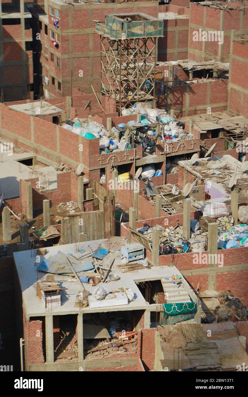 Vista dalla cattedrale di San Simone il Tanner, quartiere copto-cristiano dei collezionisti di rifiuti, il Cairo, Egitto Foto Stock