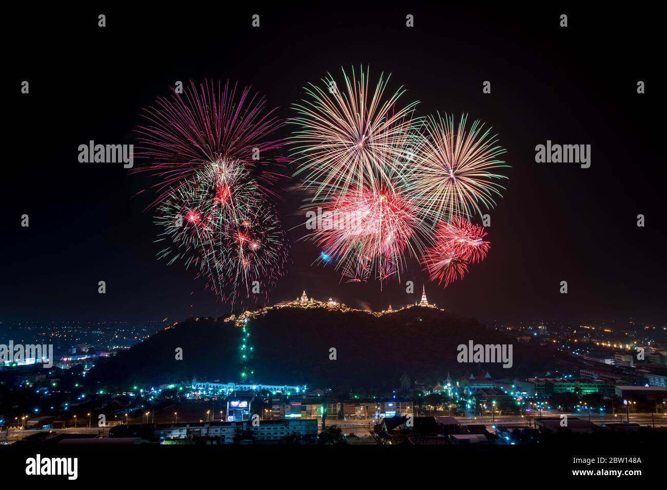 Bella mostra fuochi d'artificio in luce notturna al festival Phra NakhonKhiri (Khao-Wang), provincia di Phetchaburi in Thailandia-10 febbraio 2018 Foto Stock