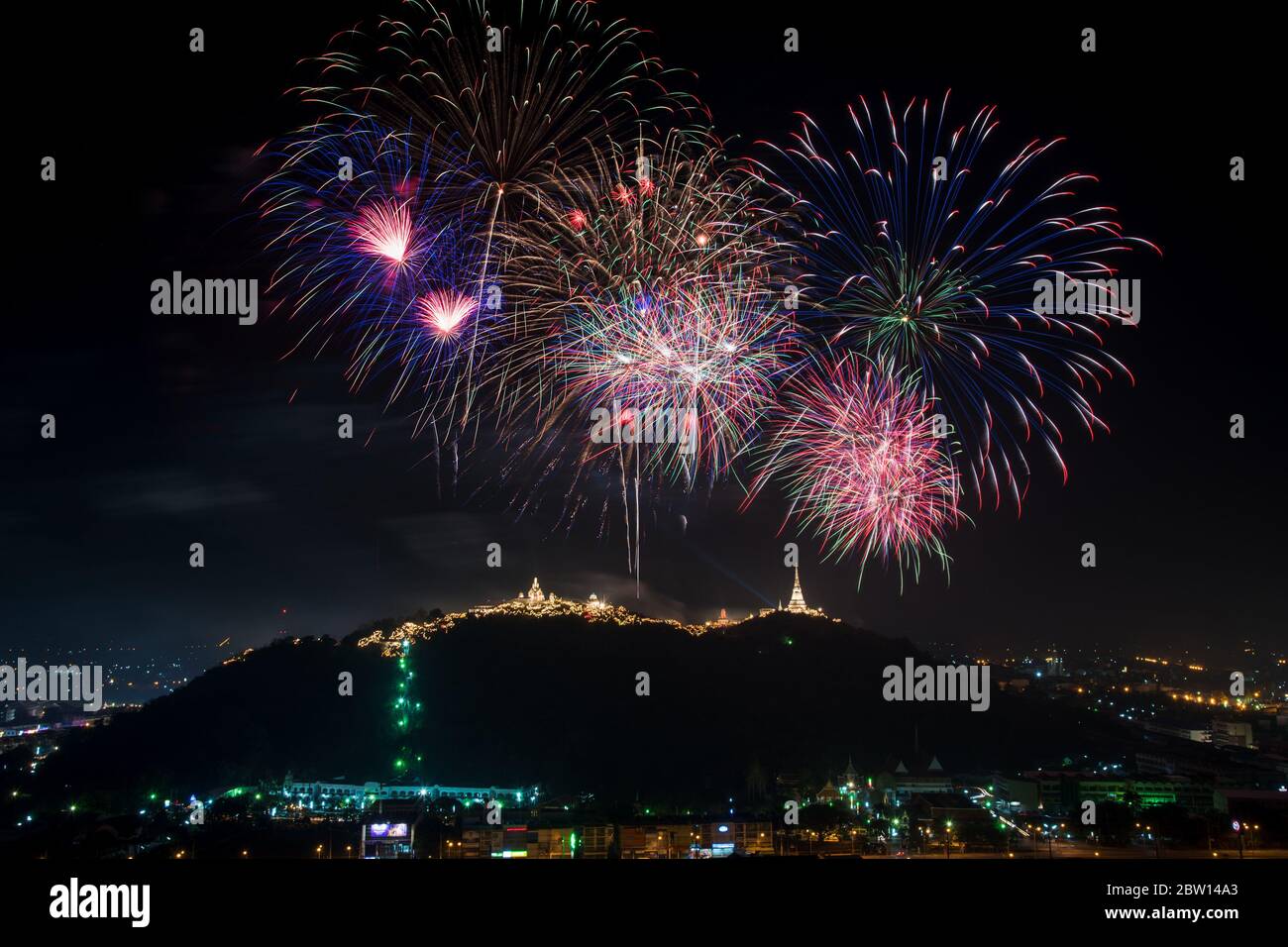 Bella mostra fuochi d'artificio in luce notturna al festival Phra NakhonKhiri (Khao-Wang), provincia di Phetchaburi in Thailandia-10 febbraio 2018 Foto Stock