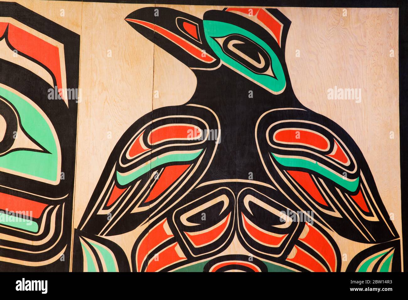 Painted Raven on Clan House, Icy Strait Point, Hoonah City, Chichagof Island, Southeast Alaska, USA Foto Stock