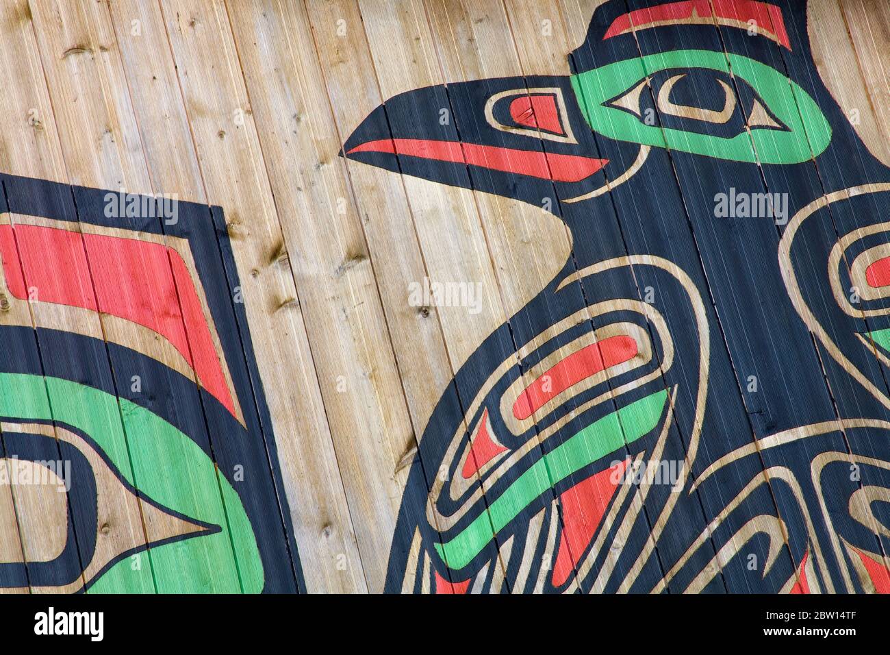 Raven on Clan House, Icy Strait Point, Hoonah City, Chichagof Island, Alaska sudorientale, Stati Uniti Foto Stock