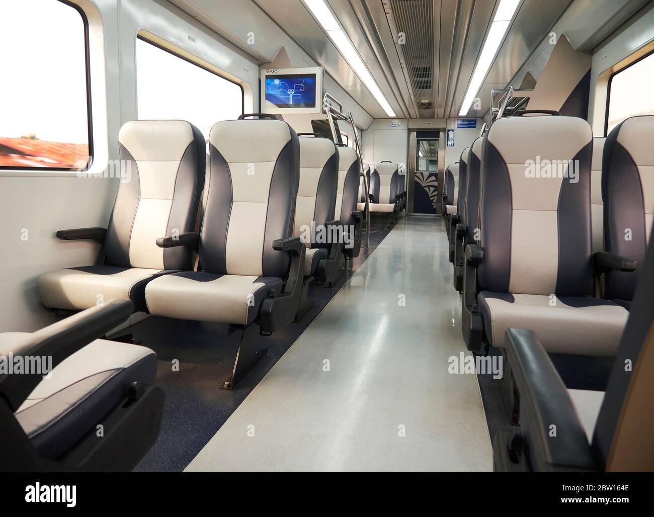 L'interno del treno aeroportuale è senza passeggeri, questo treno serve passeggeri dall'Aeroporto di Kualanamu alla stazione di Medan e viceversa Foto Stock