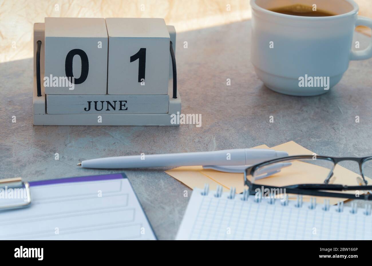 Giugno 01, data sul calendario. Cubo di legno fatto a mano con data mese e giorno. Pianificazione per il giorno. Foto Stock