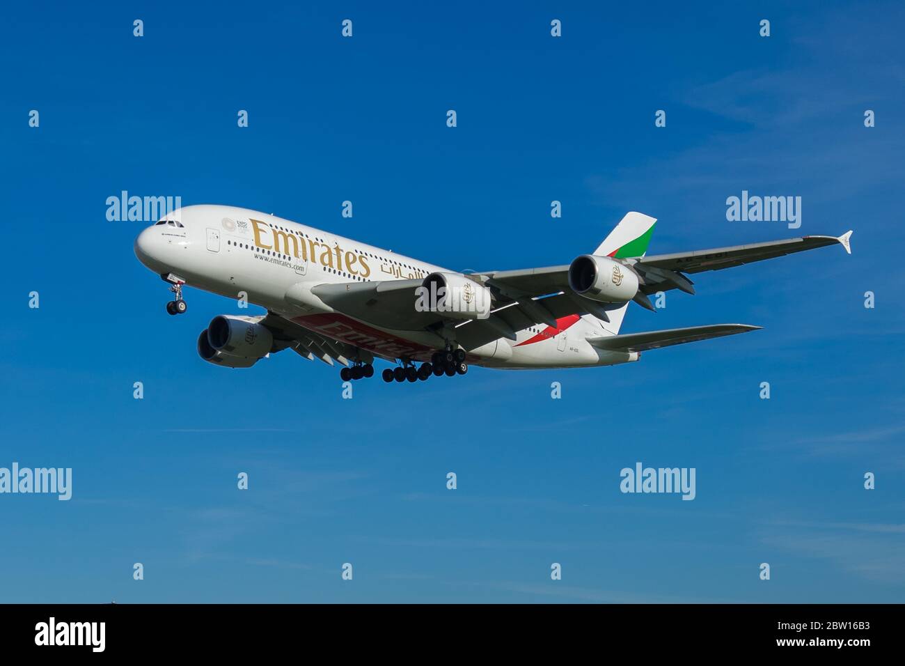 Primo piano di Emirates Airbus A380 che arriva a terra all'aeroporto di Heathrow in una giornata di sole. Londra Foto Stock