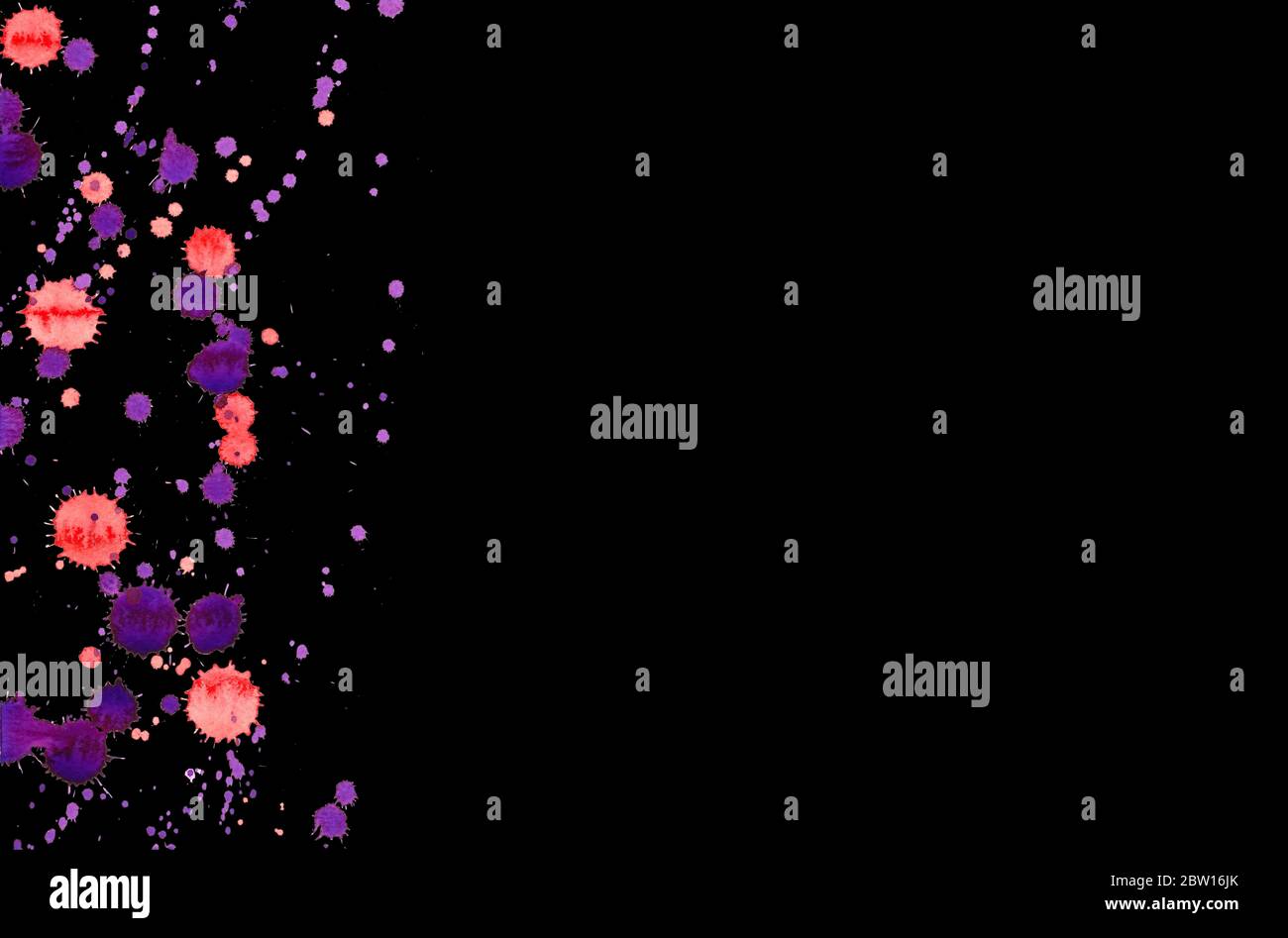 Coloratissima struttura astratta con spruzzi e spruzzi. Macchia di gocce di vernice rossa e viola isolata su sfondo nero. Elemento di disegno grunge. Foto Stock