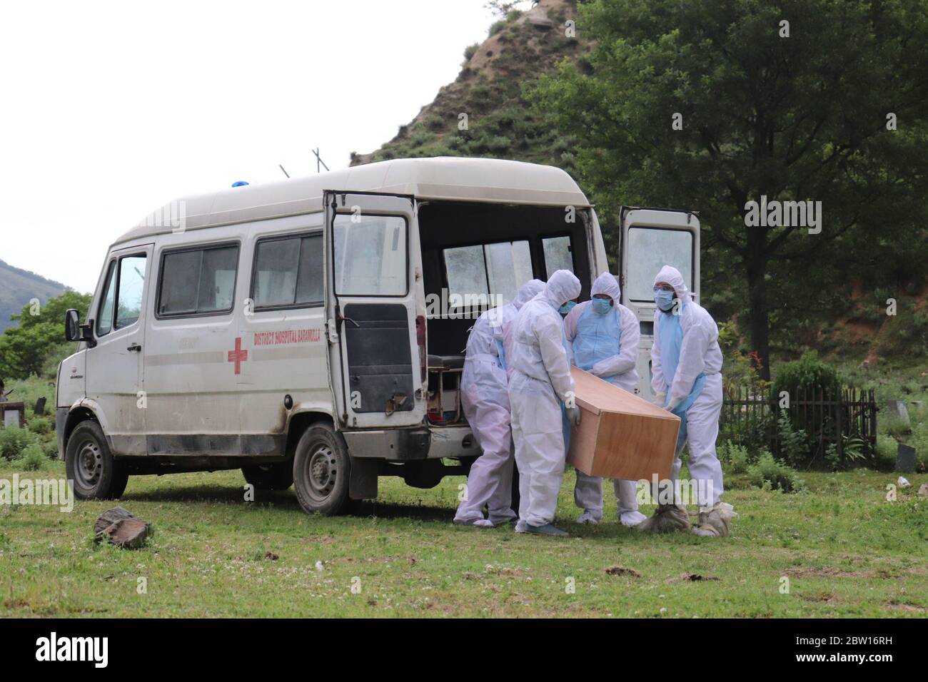 Srinagar, India. 28 Maggio 2020. Gli operatori sanitari e i parenti portano il corpo di 55 anni che è morto a causa di COVID-19 nella zona di Khanpora nel distretto di Baramulla del nord kashmir. (Foto di Sajad Hameed/Pacific Press) Credit: Pacific Press Agency/Alamy Live News Foto Stock
