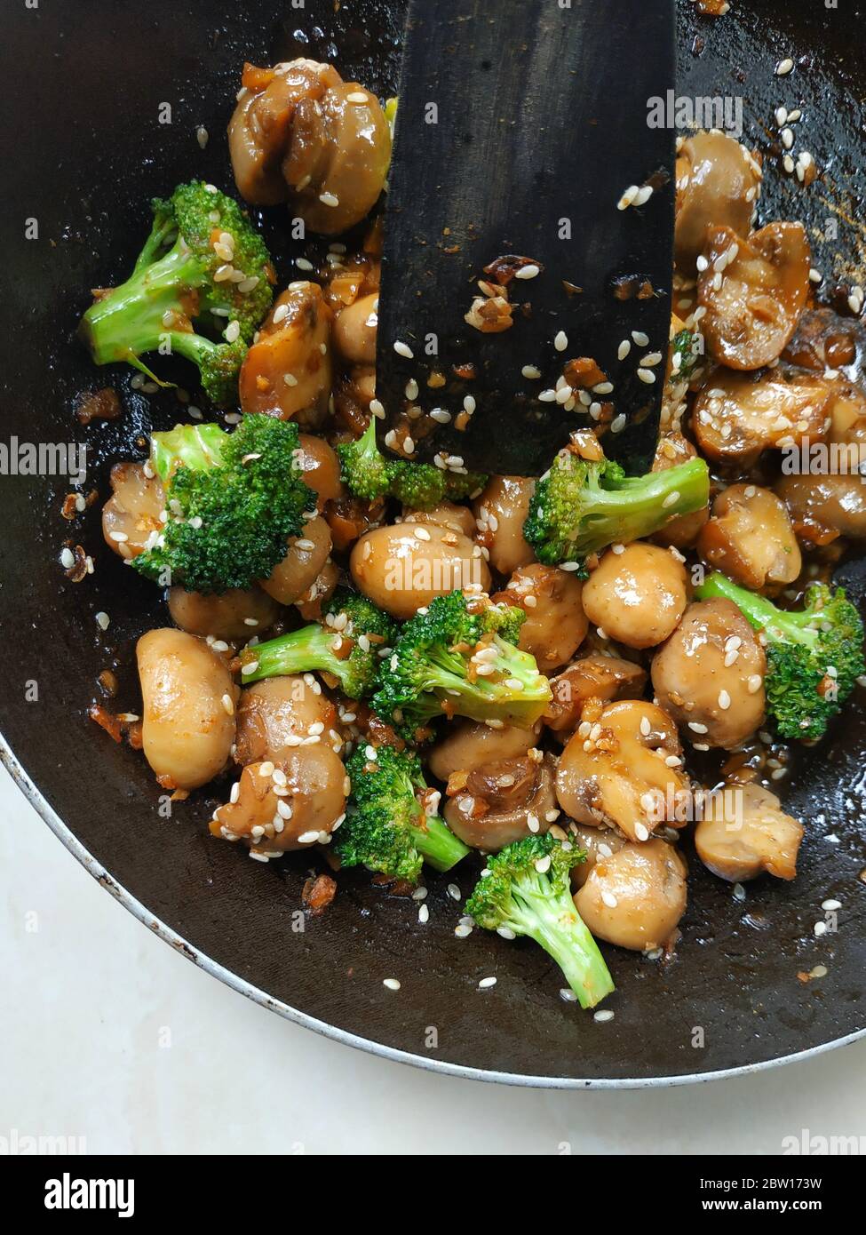 funghi porcini, broccoli, semi di sesamo saltati in padella Foto Stock