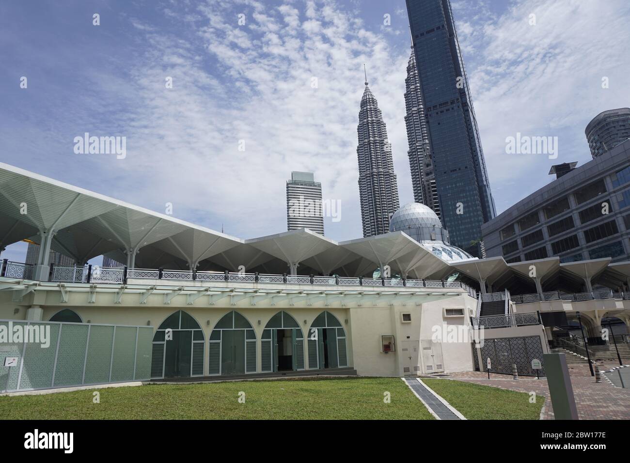 La Moschea AS-Syakirin, conosciuta anche come Moschea KLCC, è una moschea situata nel centro di Kuala Lumpur, Kuala Lumpur, Malesia. Foto Stock