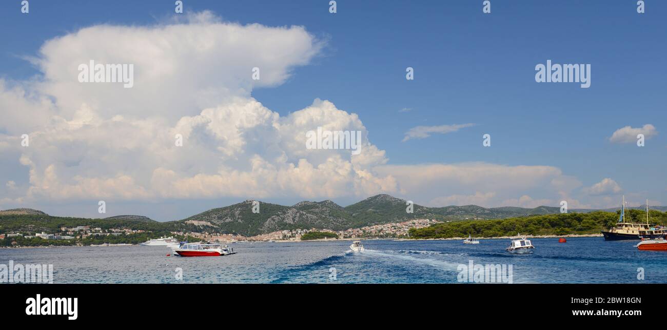 Una vista lontana della città di Hvar sull'isola di Hvar in Croazia. Foto Stock