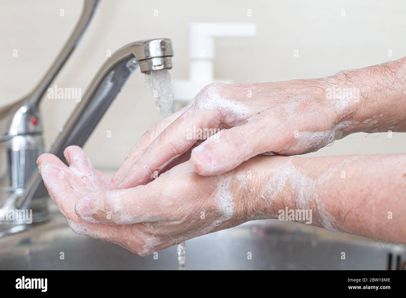 Lavando le mani sfregando con sapone uomo per la prevenzione del virus corona, igiene per fermare la diffusione del coronavirus o utilizzando gel igienizzante per le mani. Igiene sanitaria, Foto Stock