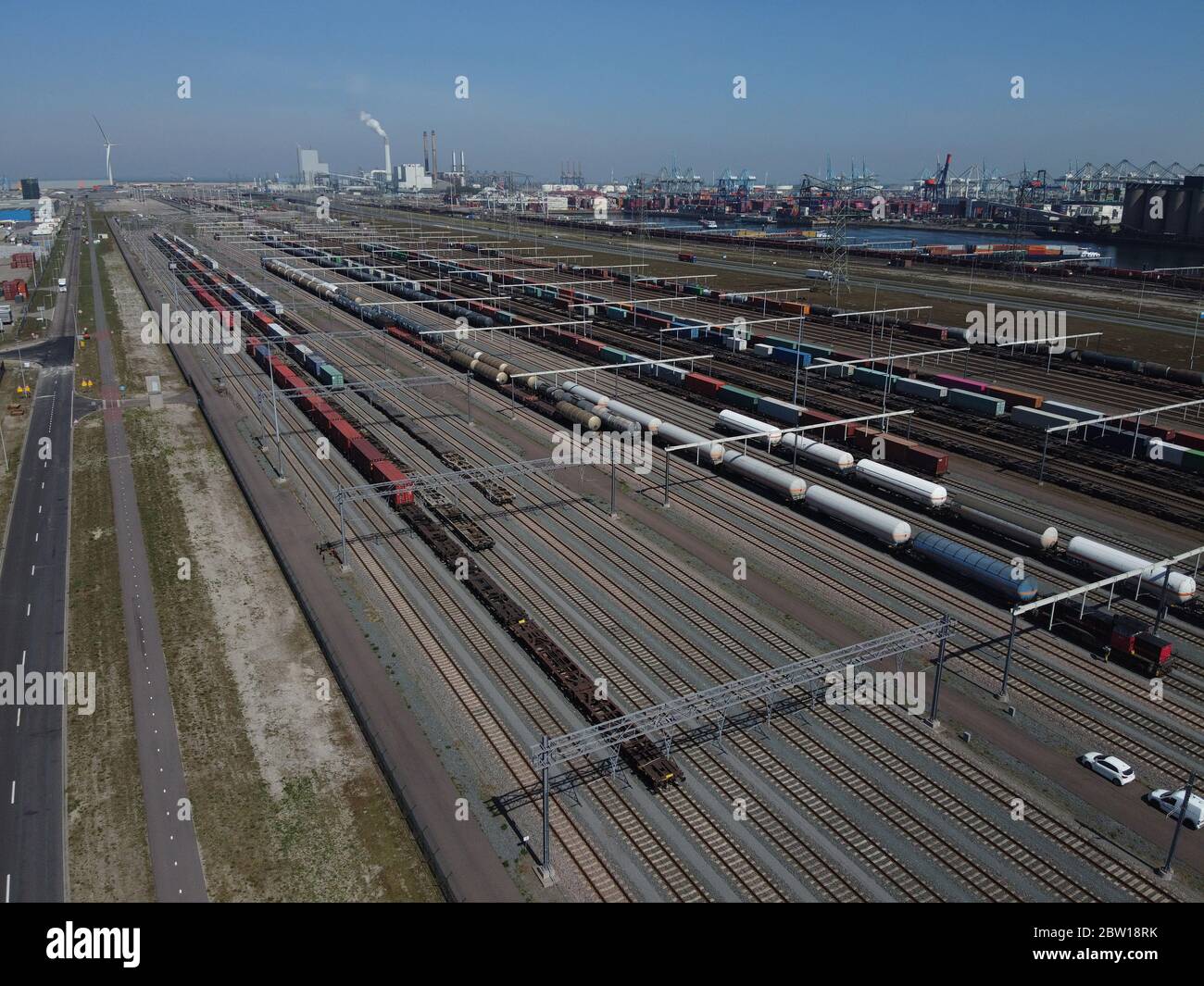 Foto aerea di vista uccelli del terminal container ferroviario con treno caricato con container da gru a ponte che mostra anche il cantiere di classificazione e pesante i. Foto Stock