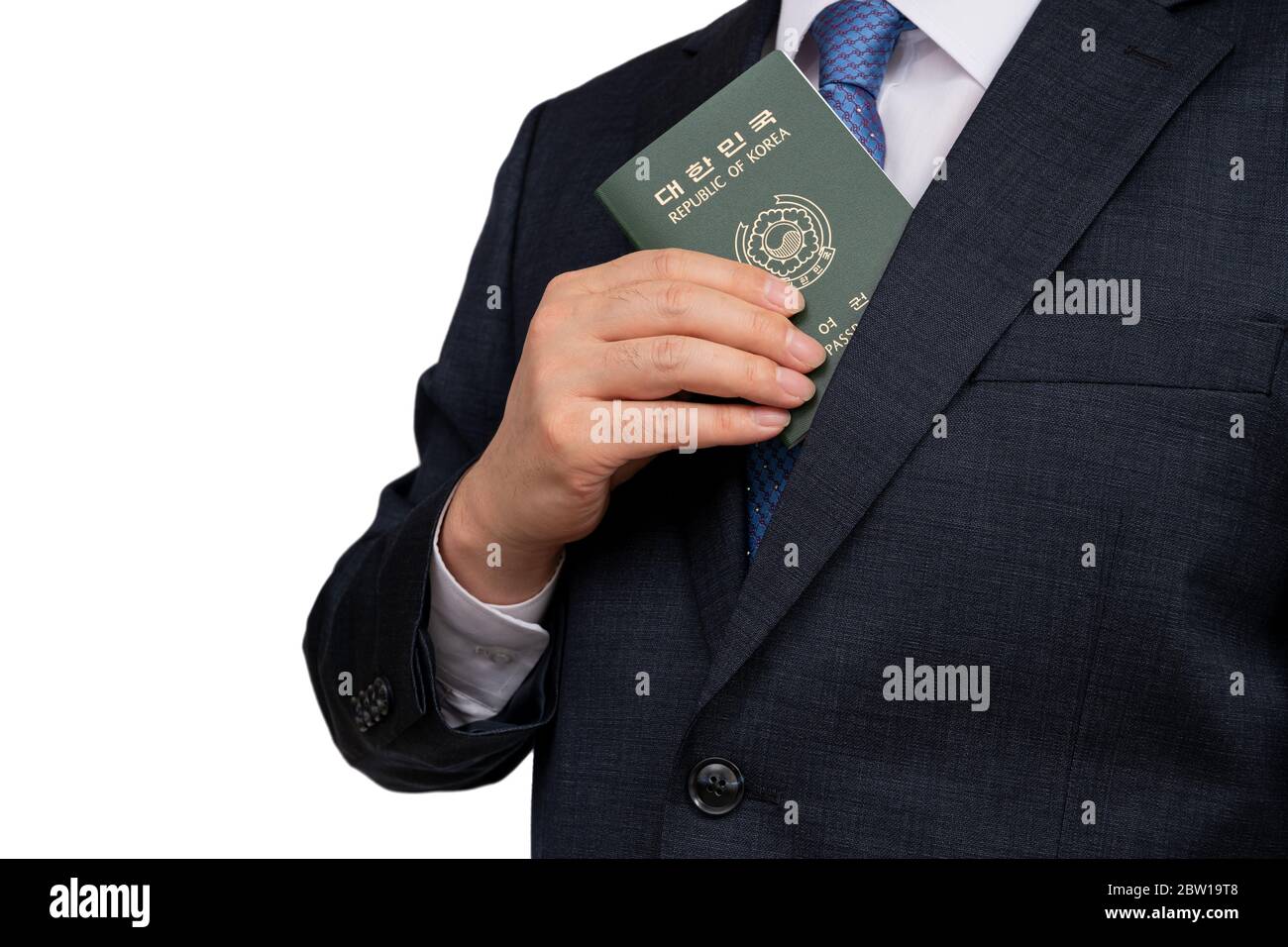 Uomo d'affari coreano con passaporto coreano in mano. Foto Stock