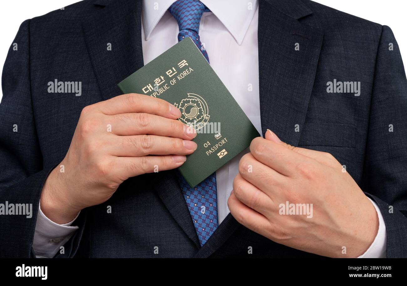 Uomo d'affari coreano con passaporto coreano in mano. Foto Stock