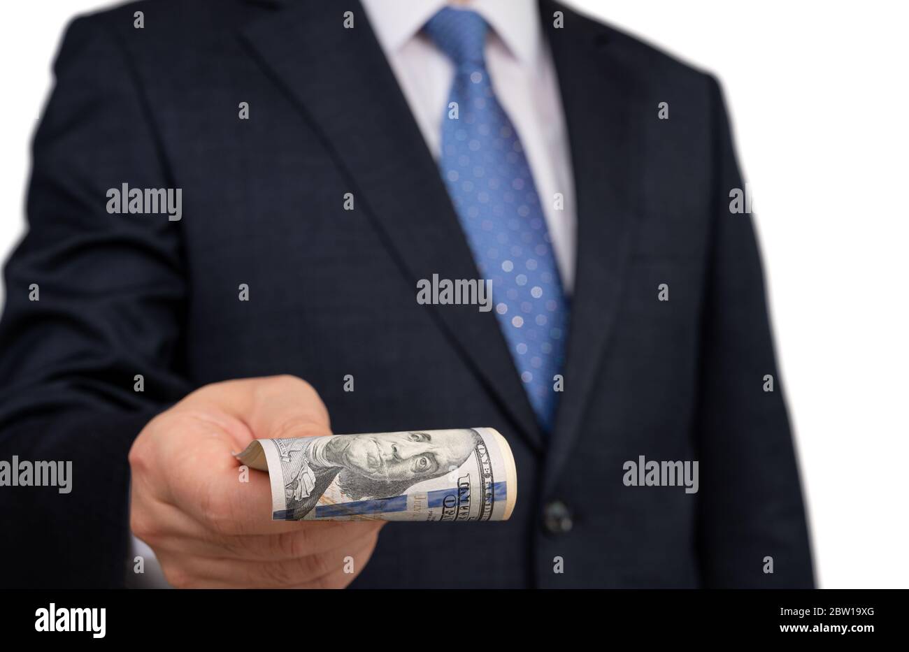 Un uomo d’affari che tiene in mano dollari americani. Foto Stock