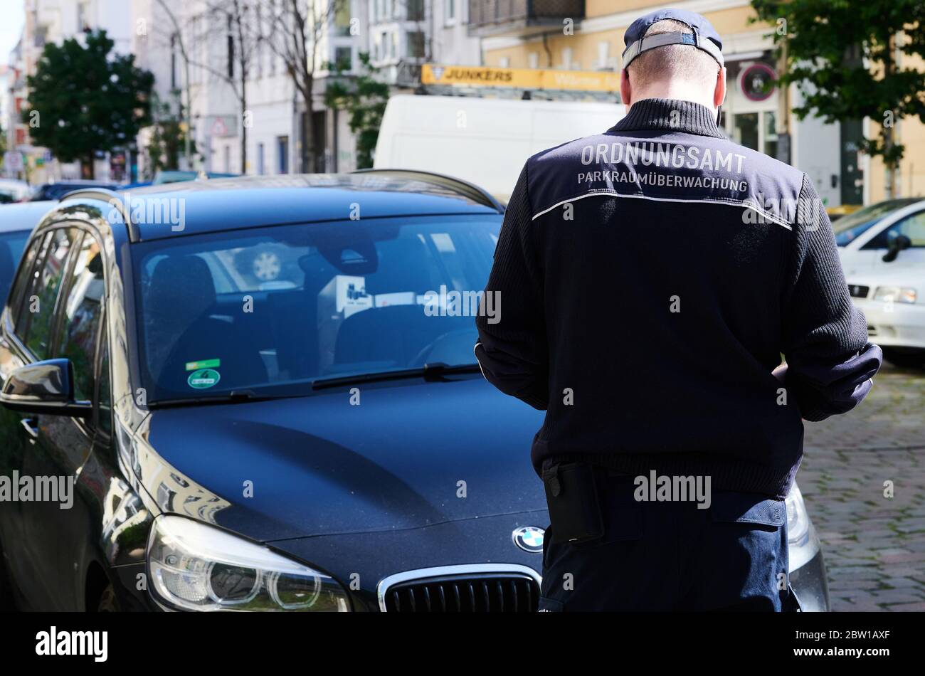 Berlino, Germania. 28 Maggio 2020. Un dipendente dell'ufficio dell'ordine pubblico di Berlino controlla un'auto a Samariterstraße. Credit: Annette Riedl/dpa-Zentralbild/ZB/dpa/Alamy Live News Foto Stock