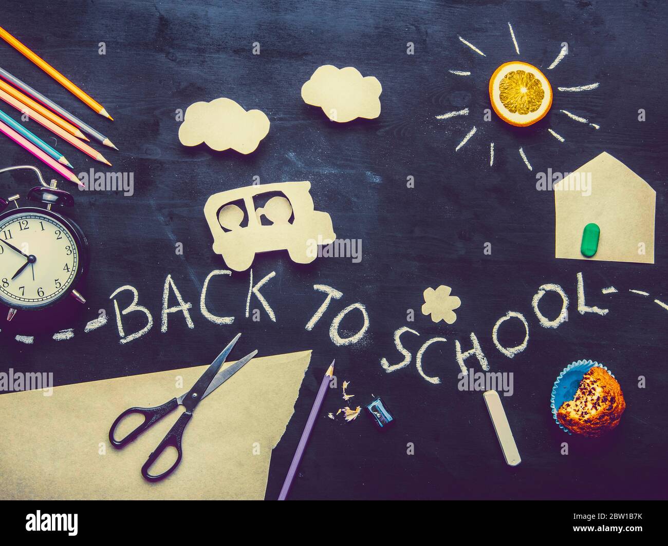 I bambini vanno a scuola su un bus scolastico i bambini Foto Stock