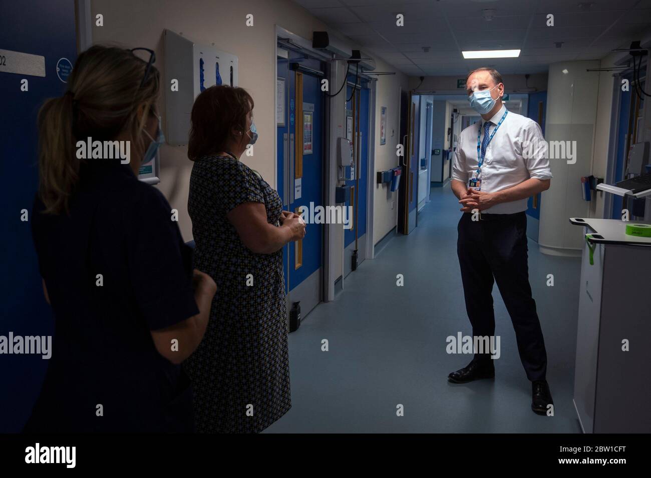 Sir Simon Stevens, Chief Executive della NHS, visita il Centro Seacole della NHS a Headley Court, Surrey, in quanto i primi pazienti sono ricoverati nell'ospedale militare dismesso, che è stato convertito durante la pandemia del coronavirus. Chiamata in onore dell'infermiera giamaicana, Mary Seacole, la struttura aiuterà a curare e sostenere i pazienti che si stanno riprendendo dal COVID-19 e che non hanno più bisogno di cure in un ospedale acuto, o coloro che hanno COVID e non possono più affrontare i loro sintomi a casa. Foto Stock