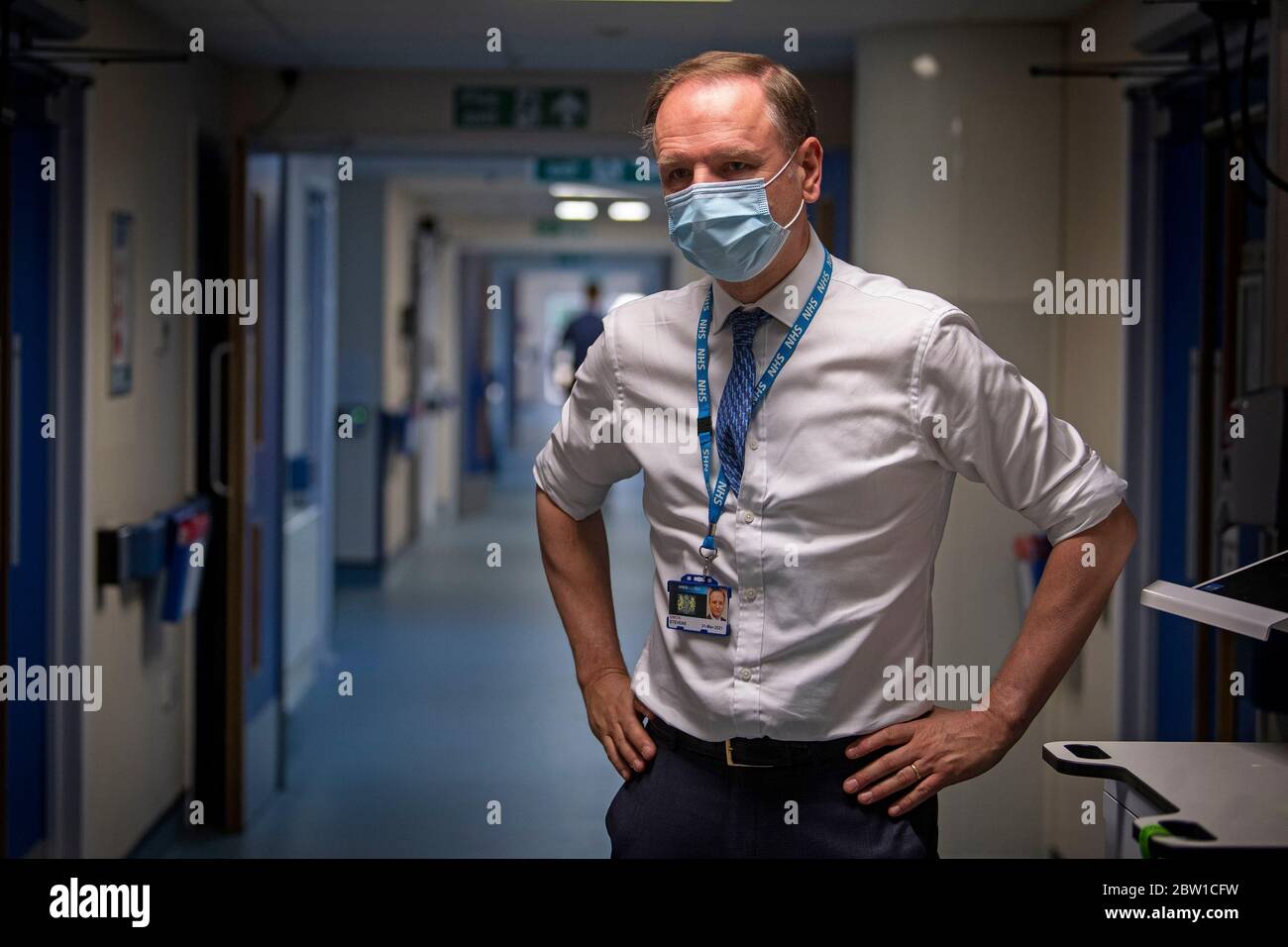Sir Simon Stevens, Chief Executive della NHS, visita il Centro Seacole della NHS a Headley Court, Surrey, in quanto i primi pazienti sono ricoverati nell'ospedale militare dismesso, che è stato convertito durante la pandemia del coronavirus. Chiamata in onore dell'infermiera giamaicana, Mary Seacole, la struttura aiuterà a curare e sostenere i pazienti che si stanno riprendendo dal COVID-19 e che non hanno più bisogno di cure in un ospedale acuto, o coloro che hanno COVID e non possono più affrontare i loro sintomi a casa. Foto Stock