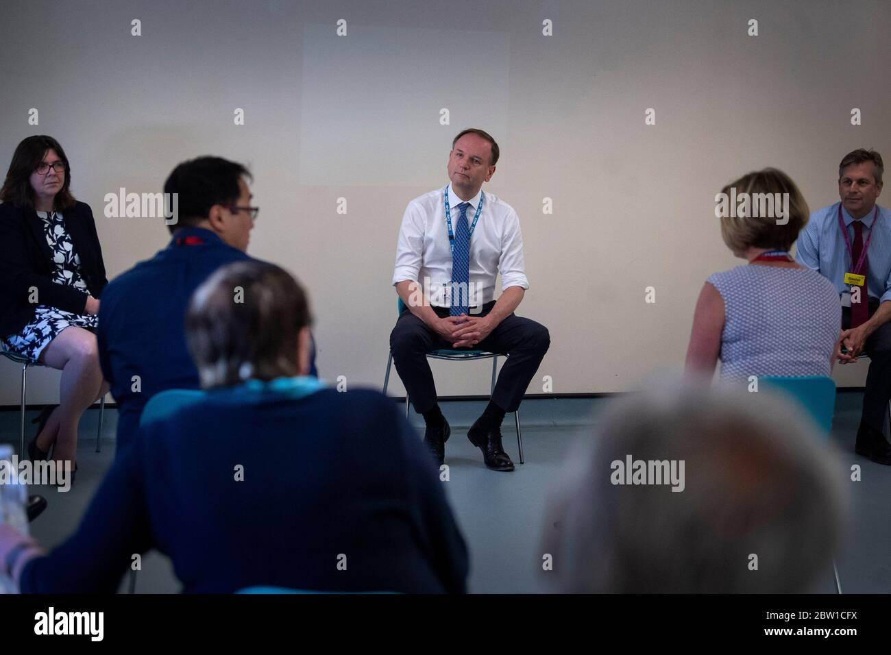 Sir Simon Stevens, Chief Executive della NHS, visita il Centro Seacole della NHS a Headley Court, Surrey, in quanto i primi pazienti sono ricoverati nell'ospedale militare dismesso, che è stato convertito durante la pandemia del coronavirus. Chiamata in onore dell'infermiera giamaicana, Mary Seacole, la struttura aiuterà a curare e sostenere i pazienti che si stanno riprendendo dal COVID-19 e che non hanno più bisogno di cure in un ospedale acuto, o coloro che hanno COVID e non possono più affrontare i loro sintomi a casa. Foto Stock