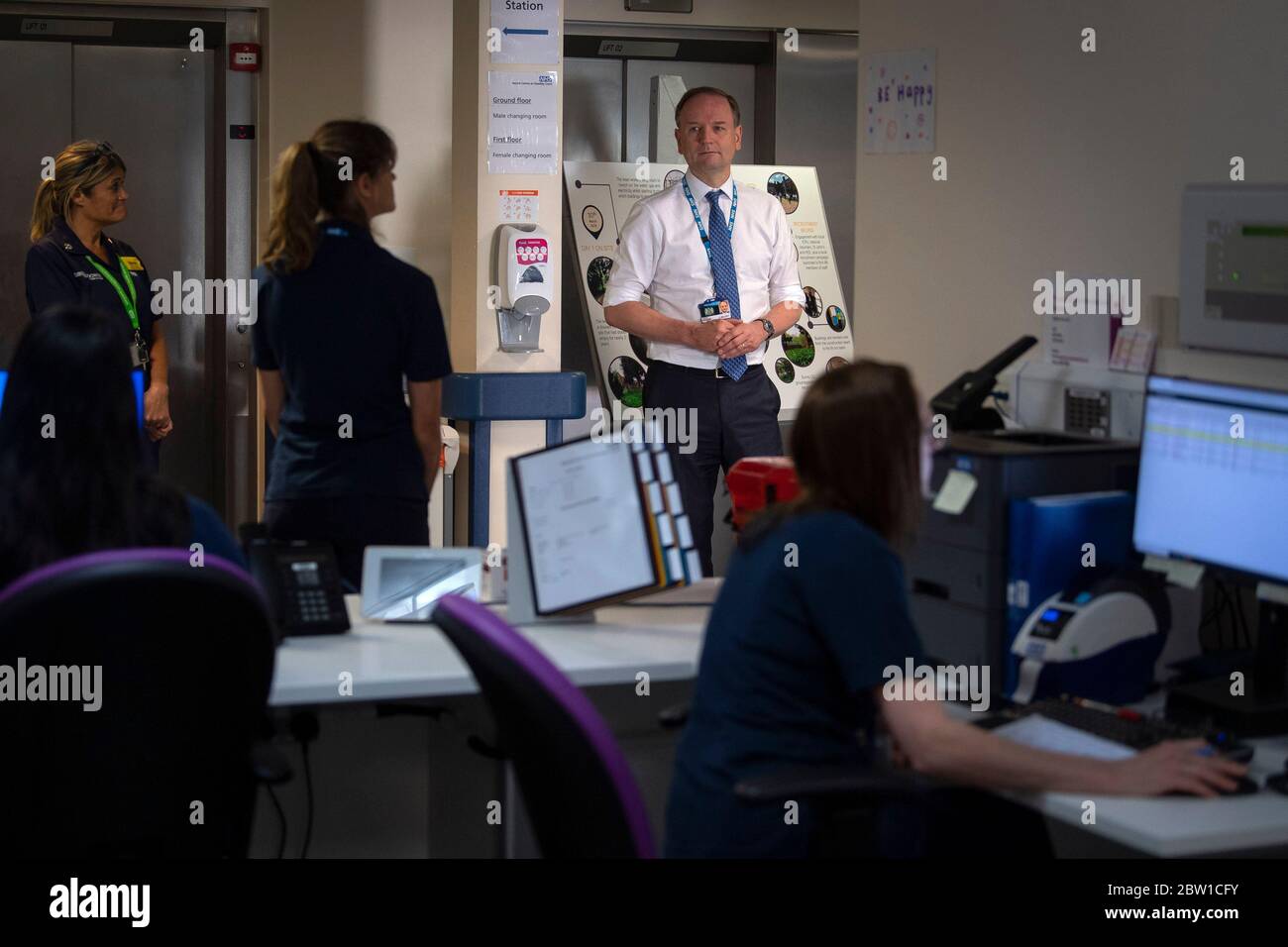 Sir Simon Stevens, Chief Executive della NHS, visita il Centro Seacole della NHS a Headley Court, Surrey, in quanto i primi pazienti sono ricoverati nell'ospedale militare dismesso, che è stato convertito durante la pandemia del coronavirus. Chiamata in onore dell'infermiera giamaicana, Mary Seacole, la struttura aiuterà a curare e sostenere i pazienti che si stanno riprendendo dal COVID-19 e che non hanno più bisogno di cure in un ospedale acuto, o coloro che hanno COVID e non possono più affrontare i loro sintomi a casa. Foto Stock