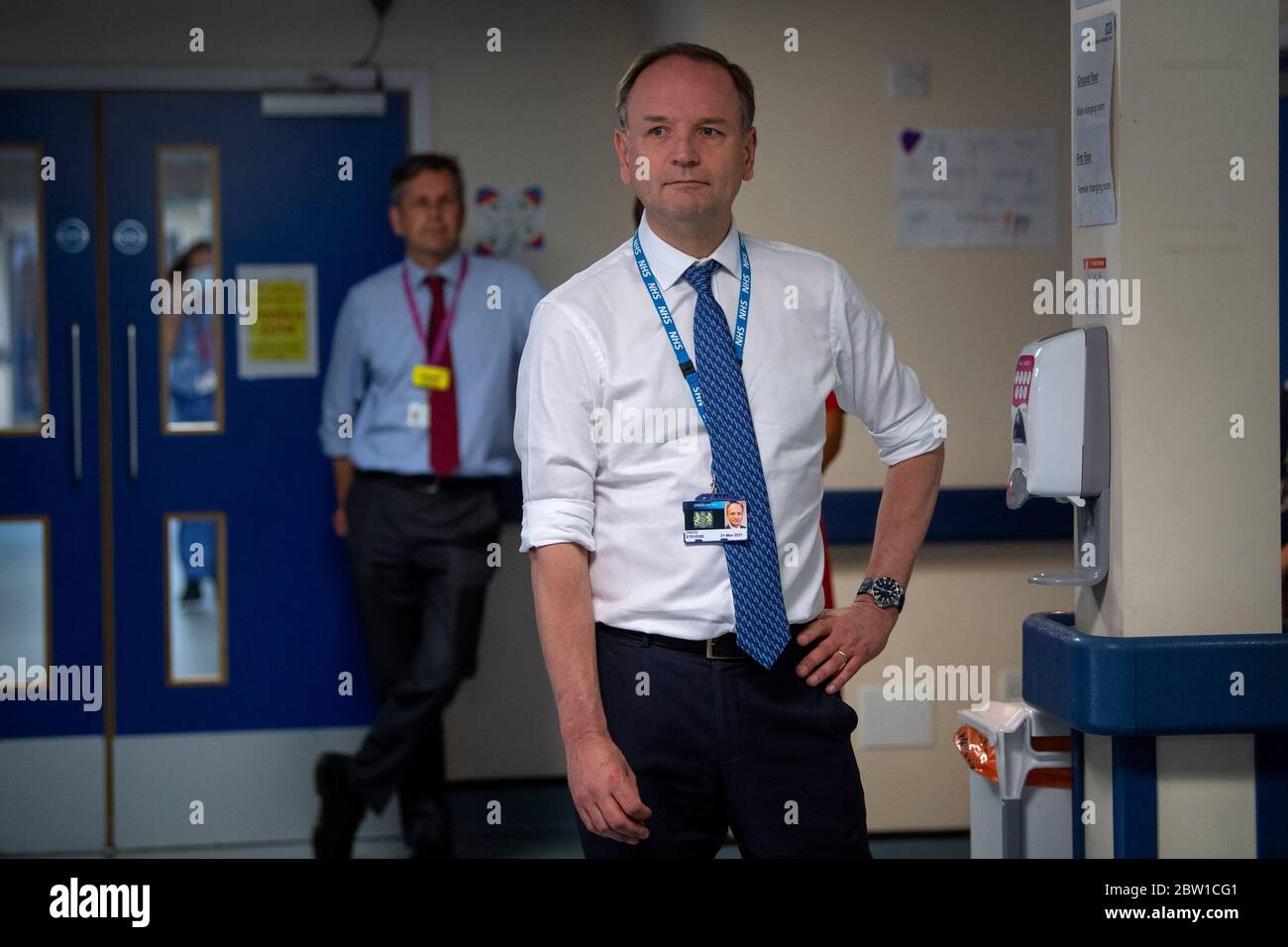 Sir Simon Stevens, Chief Executive della NHS, visita il Centro Seacole della NHS a Headley Court, Surrey, in quanto i primi pazienti sono ricoverati nell'ospedale militare dismesso, che è stato convertito durante la pandemia del coronavirus. Chiamata in onore dell'infermiera giamaicana, Mary Seacole, la struttura aiuterà a curare e sostenere i pazienti che si stanno riprendendo dal COVID-19 e che non hanno più bisogno di cure in un ospedale acuto, o coloro che hanno COVID e non possono più affrontare i loro sintomi a casa. Foto Stock