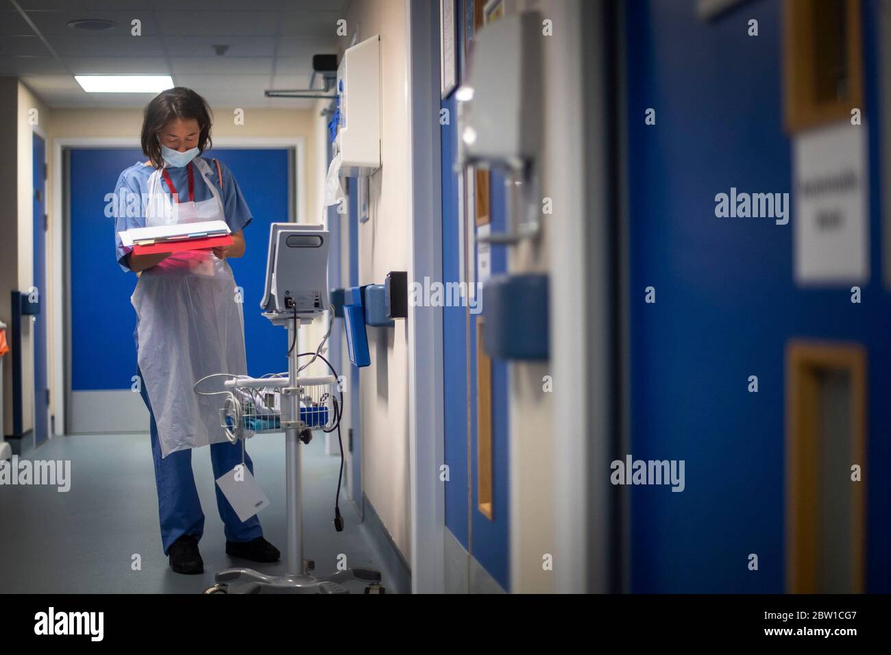 Un medico controlla le note del paziente mentre i primi pazienti sono ammessi al Centro NHS Seacole di Headley Court, Surrey, un ospedale militare disusato, che è stato convertito durante la pandemia del coronavirus. Chiamata in onore dell'infermiera giamaicana, Mary Seacole, la struttura aiuterà a curare e sostenere i pazienti che si stanno riprendendo dal COVID-19 e che non hanno più bisogno di cure in un ospedale acuto, o coloro che hanno COVID e non possono più affrontare i loro sintomi a casa. Foto Stock