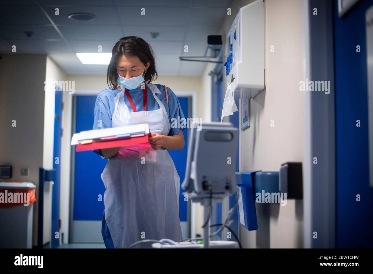 Un medico controlla le note del paziente mentre i primi pazienti sono ammessi al Centro NHS Seacole di Headley Court, Surrey, un ospedale militare disusato, che è stato convertito durante la pandemia del coronavirus. Chiamata in onore dell'infermiera giamaicana, Mary Seacole, la struttura aiuterà a curare e sostenere i pazienti che si stanno riprendendo dal COVID-19 e che non hanno più bisogno di cure in un ospedale acuto, o coloro che hanno COVID e non possono più affrontare i loro sintomi a casa. Foto Stock