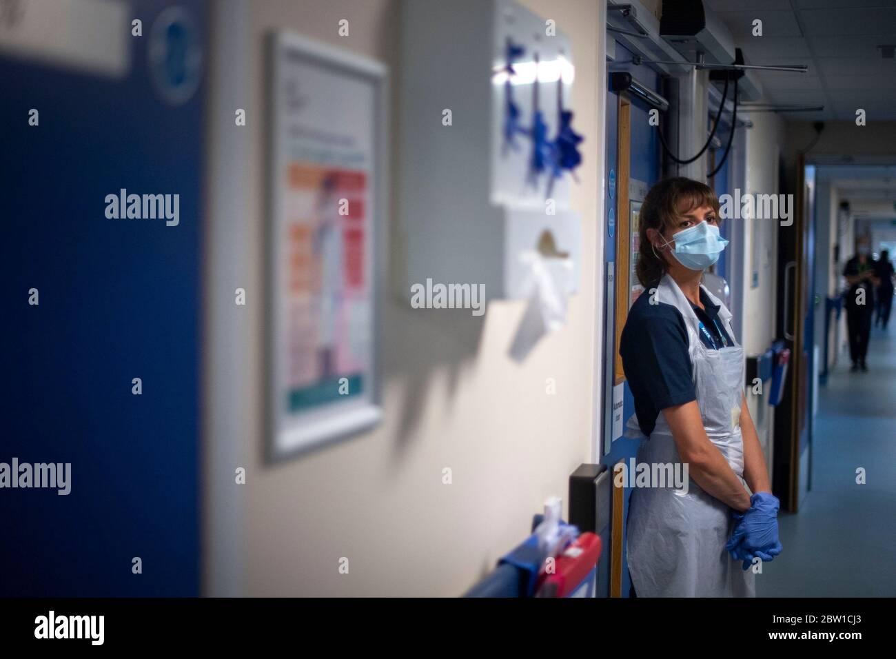Un assistente si trova in un corridoio quando i primi pazienti sono ricoverati al Centro NHS Seacole di Headley Court, Surrey, un ospedale militare disusato, che è stato convertito durante la pandemia del coronavirus. Chiamata in onore dell'infermiera giamaicana, Mary Seacole, la struttura aiuterà a curare e sostenere i pazienti che si stanno riprendendo dal COVID-19 e che non hanno più bisogno di cure in un ospedale acuto, o coloro che hanno COVID e non possono più affrontare i loro sintomi a casa. Foto Stock
