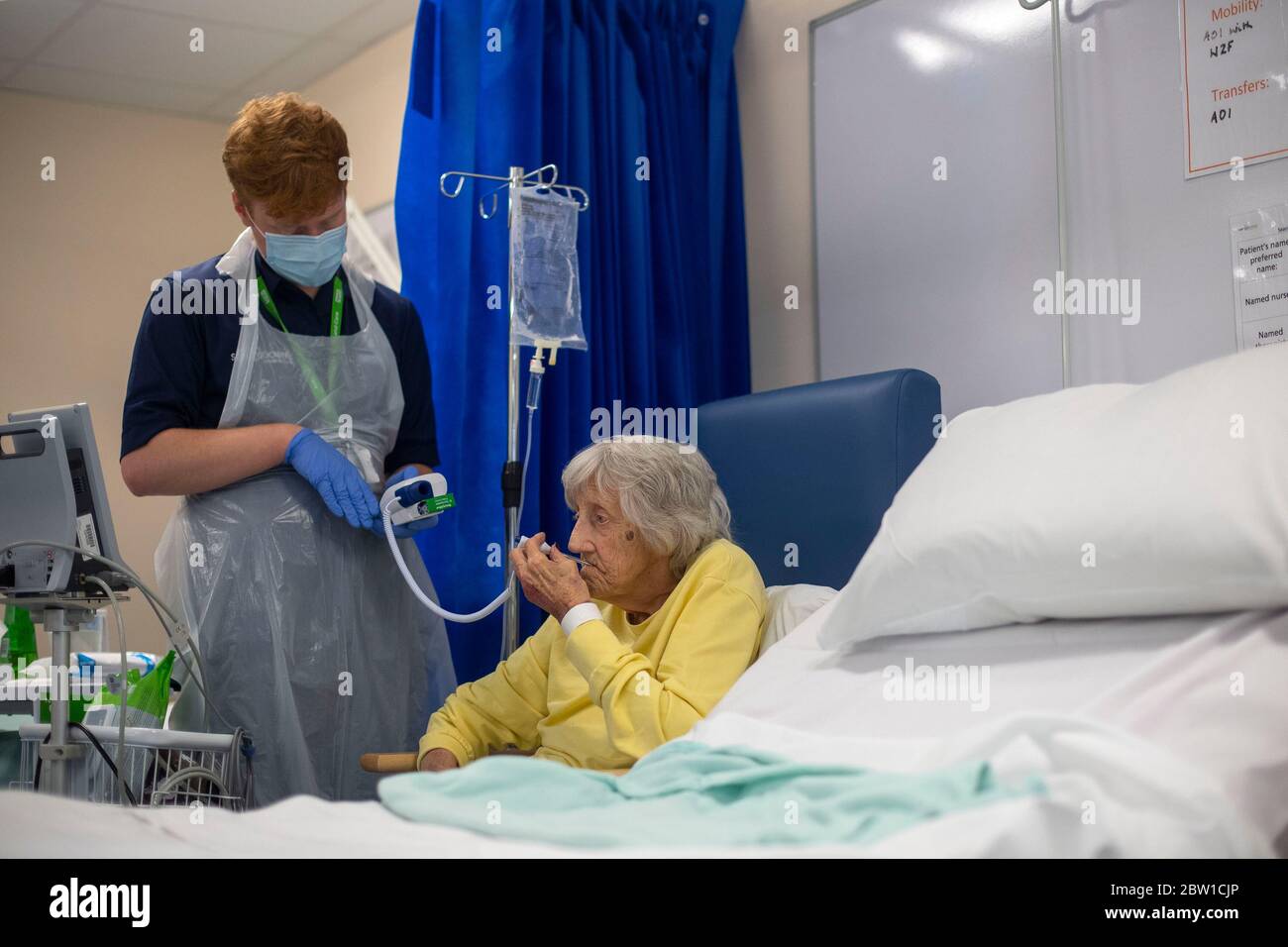 Un addetto al supporto Rehab controlla il paziente Shirley Hughes, 86, poiché i primi pazienti sono ricoverati al Centro NHS Seacole di Headley Court, Surrey, un ospedale militare disusato, che è stato convertito durante la pandemia del coronavirus. Chiamata in onore dell'infermiera giamaicana, Mary Seacole, la struttura aiuterà a curare e sostenere i pazienti che si stanno riprendendo dal COVID-19 e che non hanno più bisogno di cure in un ospedale acuto, o coloro che hanno COVID e non possono più affrontare i loro sintomi a casa. Foto Stock