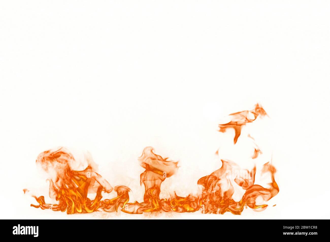 Fiamme di fuoco isolate su sfondo bianco Foto Stock