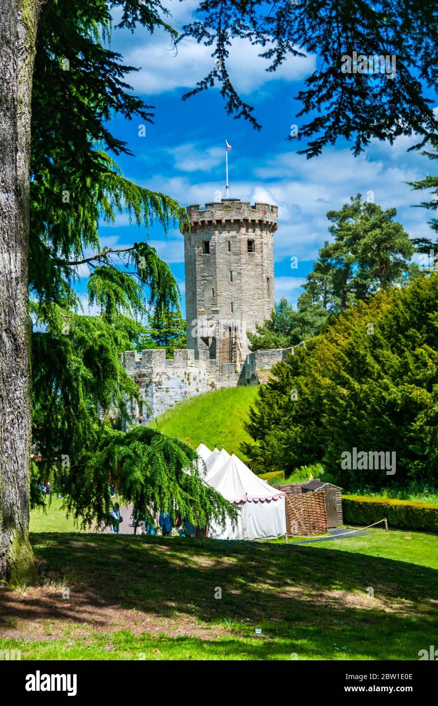 La torretta del Castello di Warwick visto attraverso i giardini. Foto Stock