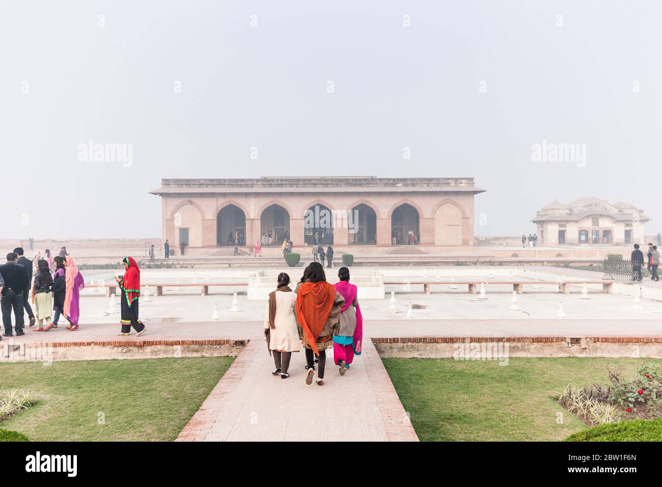 Donne con abito pujab, zona del palazzo del forte di Lahore, Cittadella dell'Impero Mughal, Lahore, provincia del Punjab, Pakistan, Asia meridionale, Asia Foto Stock