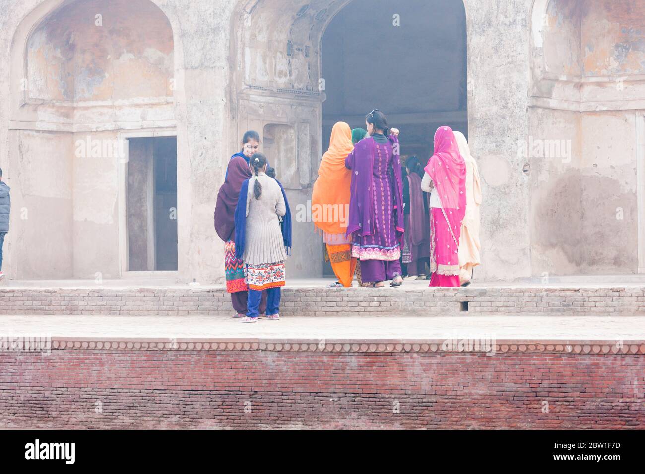 Donne con abito pujab, zona del palazzo del forte di Lahore, Cittadella dell'Impero Mughal, Lahore, provincia del Punjab, Pakistan, Asia meridionale, Asia Foto Stock