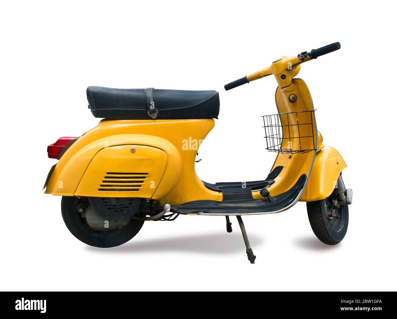 Classico scooter giallo isolato su bianco Foto Stock