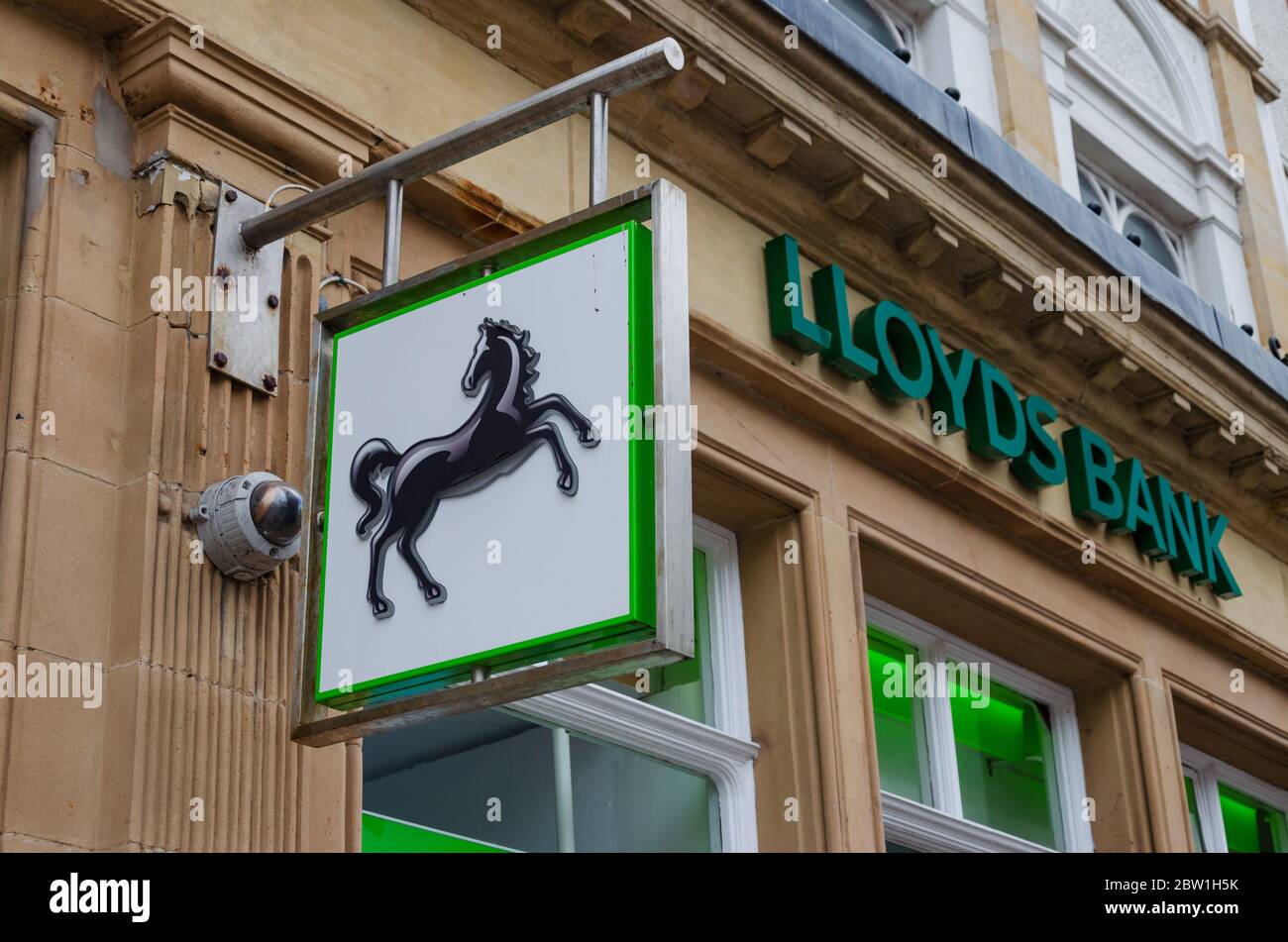 Llandudno, Regno Unito: 27 agosto 2019: La Loyds Bank ha una filiale che si trova all'angolo tra Mostyn Street e Trinity Square. Visto qui fuori op Foto Stock