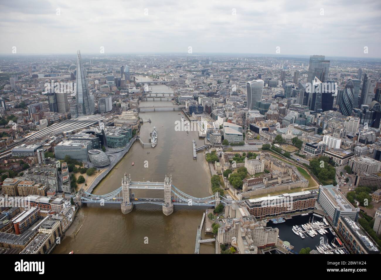 Vista aerea del Tamigi e dei monumenti di Londra - Tower Bridge, The Shard, Tower of London, HMS Belfast Foto Stock