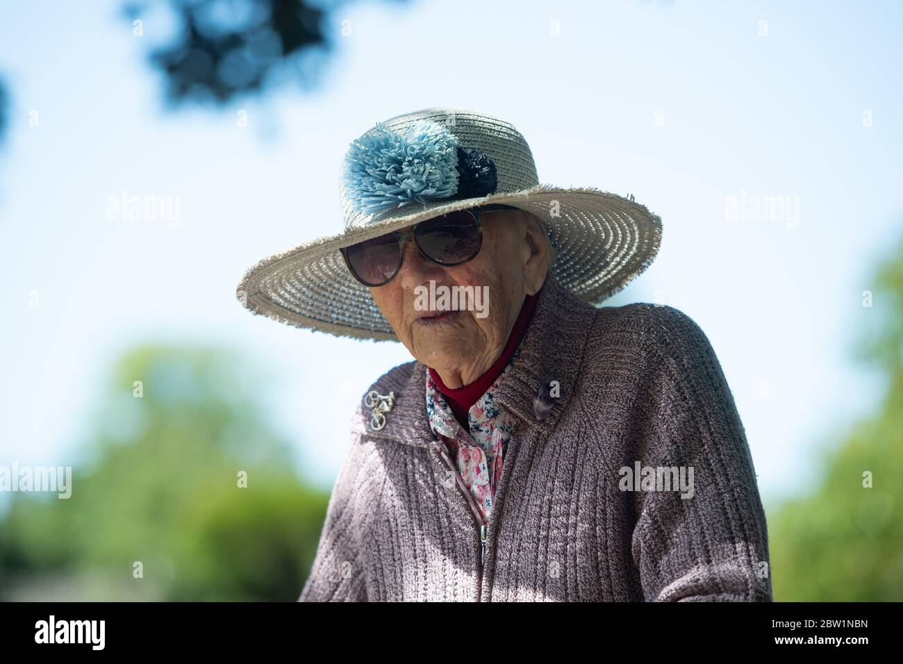L'ex infermiera Joan Rich, 101 anni, cammina attraverso Allenby Park a Felixstowe, Suffolk, per raccogliere denaro per le beneficenza NHS insieme. La signora Rich, che usa una cornice per facilitare la sua passeggiata, mira a percorrere 102 giri del parco prima del suo 102° compleanno, il 11 settembre. Foto Stock
